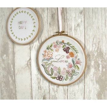 Dřevěný bukový vyšívací kroužek se zlatým šroubováním DMC